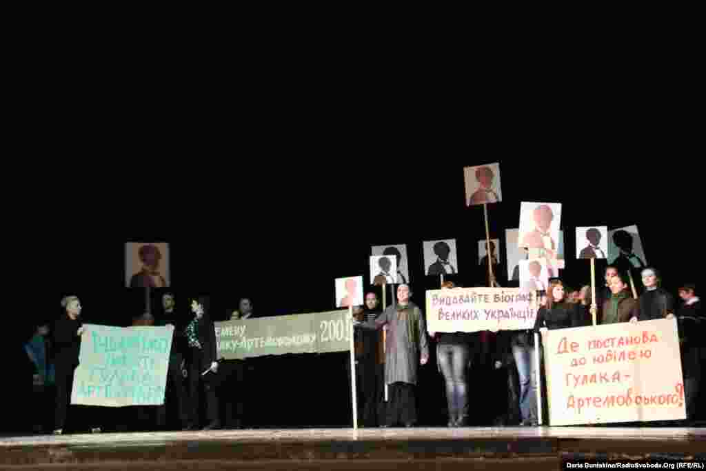 Імпровізований &laquo;мітинг черкаських акторів під стінами Верховної Ради&raquo; &ndash; колектив театру обурюється, чому народні обранці так і не ухвалили постанову про святкування на державному рівні 200-річчя Гулака-Артемовського