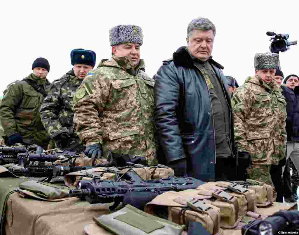 Президент Петро Порошенко під час поїздки до Львова 30 грудня передав військовим понад 100 одиниць нової військової техніки. Передано і новітню стрілкову зброю, зокрема гвинтівки &laquo;Форт 221&raquo; і &laquo;Форт 224&raquo; українського виробництва