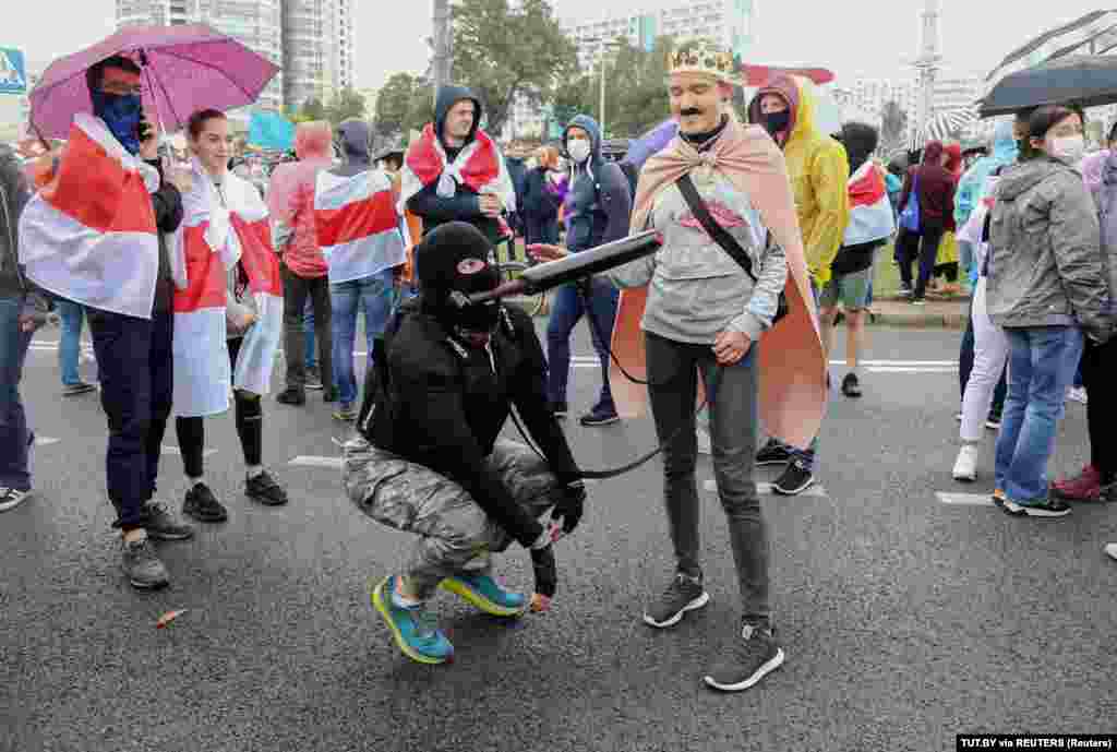 Az ellenzék néhány tagja tiltakozásképp egy rögtönzött előadást tart.