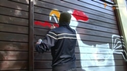 Молодики у балаклавах напали на будинок Добкіна та міськраду Харкова