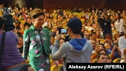 Генеральный продюсер фильма «Дорога к матери» Алия Назарбаева идет к сцене Дворца республики. Алматы, 27 сентября 2016 года.  