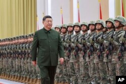 Китайський лідер Сі Цзіньпін інспектує стрій вояків Народно-визвольної армії Китаю (ілюстраційне фото)