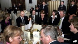Recepția de la summit-ul NATO găzduit de România: George W. Bush, în dreapta stând de vorbă cu Angela Merkel și Vladimir Putin, al doilea din stânga. 3 aprilie 2008, București