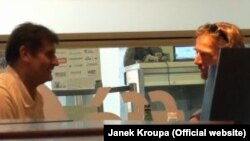 Янек Кроупа во время подготовки репортажа.