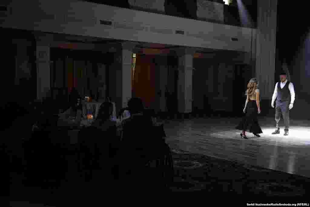 Під час балу відбувся благодійний аукціон, на якому вдалося зібрати майже 6 мільйонів гривень на відновлення українських захисників