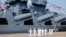 Китайские моряки маршируют рядом с российским кораблем "Адмирал Виноградов", стоящим в порту Циндао. 23 апреля 2012 года.