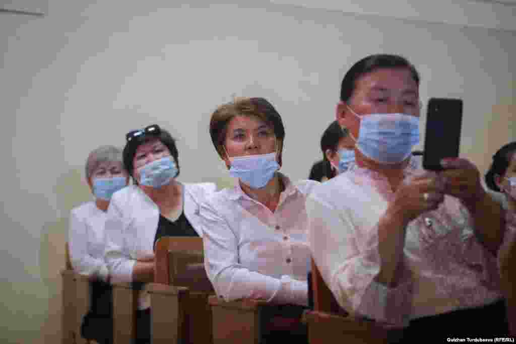 №77 мектептин мугалимдери &quot;Акыркы коңгуроо&quot; салтанаты учурунда. 