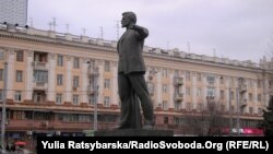 Пам’ятник одному з організаторів Голодомору Григорію Петровському у Дніпропетровську