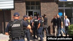 Косовонун коопсуздук күчтөрүнүн өкүлдөрү.