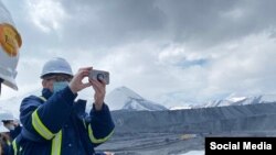 Британиянын элчиси Чарлз Гаррет Кумтөр кенинде. 