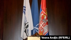 Zastave NATO i Srbije