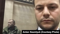 Заарештований мічман «Яни Капу» Юрій Будзило (ліворуч) і його адвокат Айдер Азаматов у залі суду, 27 січня 2018 року