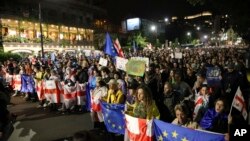  بیم معترضان نه تنها سرکوب آزادی‌های مدنی بلکه دور شدن از آرزوی پیوستن به اتحادیه اروپا است