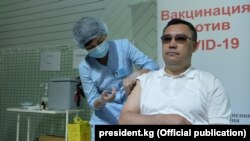 Президент Садыр Жапаров коронавируска каршы вакцина алып жаткан учуру. 23-июль, 2021-жыл.