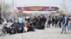 Граждане Узбекистана возле пункта пропуска «Достук» на границе с Кыргызстаном. Фото от 23 марта 2020 года.