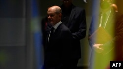 Позачергові федеральні вибори в Німеччині спричинив розпад коаліції після того, як Олаф Шольц 6 листопада звільнив міністра фінансів Крістіана Лінднера