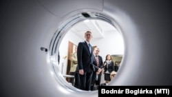 Rétvári Bence államtitkár tekint meg egy új CT-t Tatabányán, 2015. október 14-én. Az EU akkor több tízmilliárd forintot adott hasonló, drága diagnosztikai gépekre, de a GVH szerint egy kartell rögtön megszervezte, hogy a kórházak csak túlárazva szerezhessék be ezeket.
