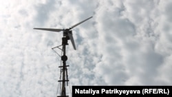 Предприниматель Леонид Кизяев из города Рубежное Луганской области экономит электричество с помощью ветрогенератора