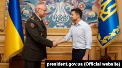 Президент України Володимир Зеленський і генерал-лейтенант Руслан Хомчак, начальник Генштабу – головнокомандувач Збройних сил України. Київ, 21 травня 2019 року 