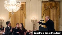 Журналист Жим Акоста, Ак үйдүн кызматкери жана президент Дональд Трамп. 