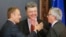 Еврокеңештин президенти Дональд Туск, украин президенти Петро Порошенко жана Еврокомиссиянын президенти Жан Клод Юнкер. Киев, 27-апрель, 2015-жыл.