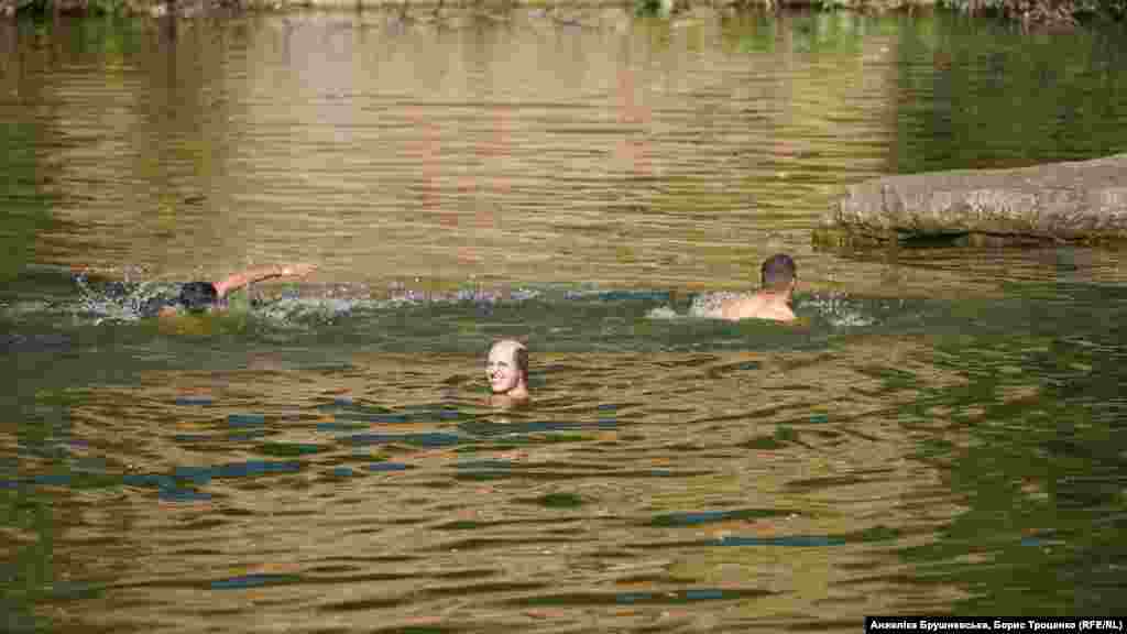 Деякі сприймають це буквально і купаються оголеними