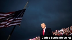 Donald Trump amerikai elnök kampánygyűlést tart az iowai Des Moines nemzetközi repülőtéren 2020. októben 14-én.