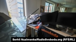 У редакції вибиті вікна в частині приміщень, пошкоджена деяка техніка. Постраждалих немає