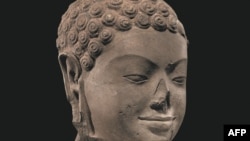 Ova slika koju je 15. decembra 2023. objavila kancelarija američkog tužioca za južni okrug Njujorka, prikazuje 'Glavu Bude' iz 7. stoljeća i jedno je od 16 umjetničkih djela za koje je Muzej umjetnosti Metropolitan saopštio da će biti vraćeno u Kambodžu i Tajland.