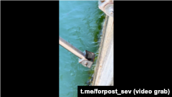 Пляж «Сонячний». Новий трап із неприкрученими опорами. Севастополь, літо 2025 року