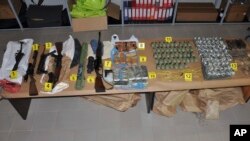 Arme confiscate de poliția sîrbă de la traficanții de arme în nordul Serbiei, octombrie 2016.