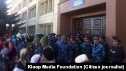 "Құмтөр" кенішіне қатысты наразылық танытушылар облыс әкімшілігінің алдына жиналып тұр. Қарақол, 7 қазан 2013 жыл.