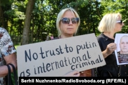 Жінка тримає плакат біля посольства США у Києві із написом: «Не довіряйте Путіну, міжнародному злочинцю» у день переговорів Трампа і Путіна на Алясці. 15 серпня 2025 року