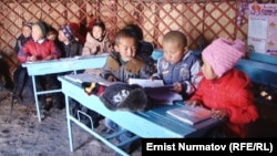Боз үйдө окуган балдар. Ош. 