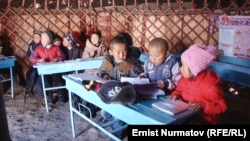 Дети вынуждены учиться в юрте. Село Кожокелен, Кара-Сууйский район. 2016 год. 