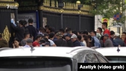 Мигранты из КР около здания Посольства Кыргызстана в Москве. 