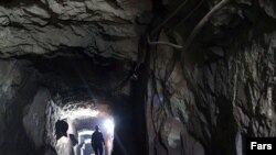 كارگران معدن منگنز در ایران