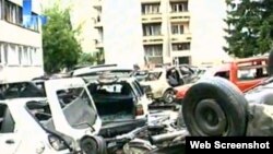 Automobili ispred zgrade policije u Bugojnu nakon eksplozije 27. juna 2010