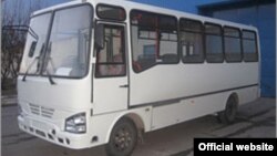 Өзбекстандын Самарканд шаарында чыгарылган ISUZU автобусу. Иллюстрациялык сүрөт. 