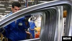 در حال حاضر، وضعيتی به وجود آمده است که سياست های معطوف به مهار نقدينگی و مبارزه با تورم، دستکم در کوتاه مدت، رکود دستگاه های توليدی ايران را شدت می بخشد.(عکس: مهر)