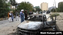 Egy feltételezhetően rakétakilövéshez használt autó roncsa Kabulban 2021. augusztus 30-án