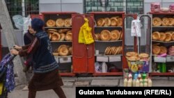 Бишкектеги базарлардын бири. 