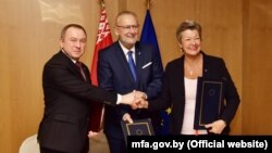 Mіністр закордонних справ Білорусі Володимир Макей (л), міністр внутрішніх справ Хорватії Давор Божинович іа єврокомісар із внутрішніх справ Ільва Югансон на церемонії підписання Угоди між Республікою Білорусь та ЄС про спрощення оформлення віз та реадмісію осіб