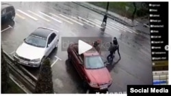 Интернетте тараган видеодон алынган сүрөт. 