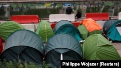 Pamje të tendave të migrantëve në Paris.