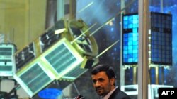 Махмуд Ахмадинежад уран боюнча жарыясынын артынан эле үч спутниктин жана технология жаатындагы башка жетишкендиктердин бет ачар салтанатына катышты.