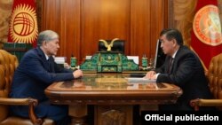 Президент Алмазбек Атамбаев и премьер-министр Сооронбай Жээнбеков.