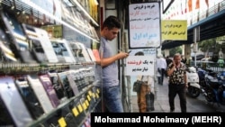 بسیاری از موبایل‌فروشان تبدیل به تعمیرکار یا تعویض‌کار این صنف شده‌اند و فروشندگان موبایل دست دوم از وضعیت بهتری برخوردارند.