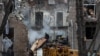 Рятувальники працюють на місці житлового будинку, який постраждав від російського ракетного удару у Кривому Розі, 11 листопада 2024 року