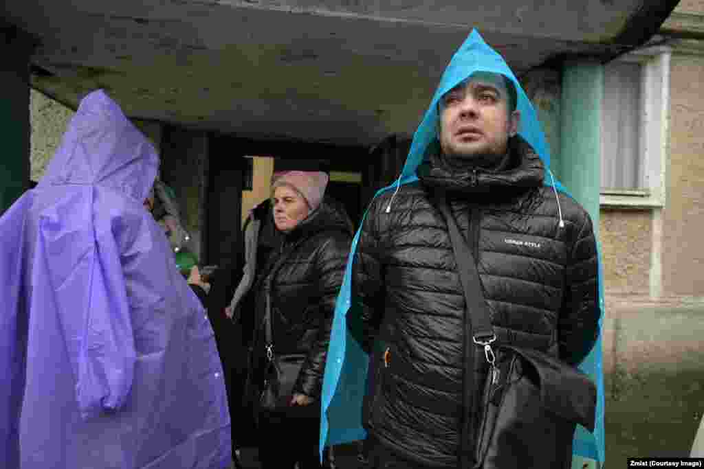 На цьому фото Владислав, мешканець однієї зі зруйнованих квартир, яка була розташована у під&#39;їзді, в який влучила ракета. Чоловік розповів кореспондентам видання&nbsp;&laquo;Зміст&raquo;, що на момент атаки він зі своєю сім&#39;єю перебував в укритті, що розташоване поруч, і завдяки цьому вони змогли врятуватись. У квартирі залишалася кішка